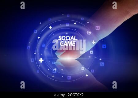 Finger touching tablet avec icônes de médias sociaux et de SOCIAL GAME Banque D'Images