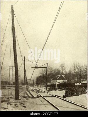 . Journal de chemin de fer électrique . Nouvelle électrification de Canaan—Construction sur CurvesSeuter des souches stables semelle de protection contre la foudre. Les rails ont des obligations n° 0000. Cette ligne a été conçue et installée par le service d'ingénierie électrique du New York, New Haven et Hartford Railroad. LE MATÉRIEL ROULANT ET LES CIRCUITS ÉLECTRIQUES le matériel roulant de la division New Canaan est constitué. Nouvelle électrification de Canaan—Construction de la tête avec des déflecteurs à un siding de deux trains, chacun composé d'un wagon et d'un wagon-monteur. Les remorques sont de série à New Haven Banque D'Images