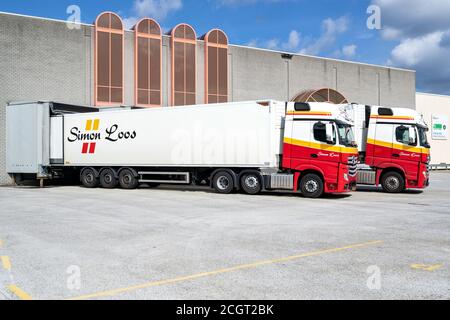 Simon Loos Mercedes-Benz Actros camions à l'entrepôt Banque D'Images