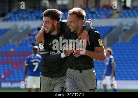 Jordan Rhodes, de Sheffield mercredi (r), fête avec son coéquipier Josh Windross (l) après qu'il a terminé le deuxième but de ses équipes. Match de championnat EFL Skybet, Cardiff City et Sheffield mercredi au Cardiff City Stadium de Cardiff, pays de Galles, le samedi 12 septembre 2020. Cette image ne peut être utilisée qu'à des fins éditoriales. Utilisation éditoriale uniquement, licence requise pour une utilisation commerciale. Aucune utilisation dans les Paris, les jeux ou les publications d'un seul club/ligue/joueur. photo par Andrew Orchard/Andrew Orchard sports photographie/Alamy Live news Banque D'Images