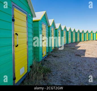 Cabanes sur la plage de Littlehampton, East Beach, West Sussex, Royaume-Uni Banque D'Images