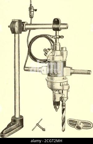 . Tourillon de chemin de fer électrique . f le serre-câble comme serre-câble fora le robinet d'extrémité morte. L'illustration du milieu montre un virage dans l'angle avec un câble MIL de 500,000 circ. Le conditionsat ce point a rendu impossible l'utilisation d'un poteau pour le thisturn. En raison de la grande longueur de la portée, 170 pi., il est presque impossible de tirer les câbles taut enoughout pour les soutenir. Cela tient compte de la présence du bloc de bois montré dans la vue. L'installation a été considérée comme temporaire, mais elle a servi son pur-pose à ce jour. Ce fait parle certainement bien pour le pouvoir de maintien de cette pince sur si grand a s. Banque D'Images