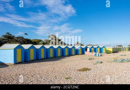 Cabanes sur la plage de Littlehampton, East Beach, West Sussex, Royaume-Uni Banque D'Images