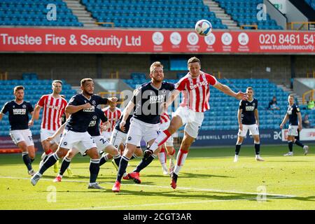 Londres, Royaume-Uni. 12 septembre 2020. Alex Pearce de Millwall et James Chester de Stoke City lors du match de championnat Sky Bet à huis clos entre Millwall et Stoke City à la Den, Londres, Angleterre, le 12 septembre 2020. Photo de Carlton Myrie/Prime Media Images. Crédit : Prime Media Images/Alamy Live News Banque D'Images