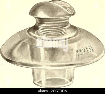 . Journal de chemin de fer de la rue . LA FONTE DE LA NEIGE LE LONG des roulements DES ROUTES À ROULEAUX ne doit pas être huilée. Un certain nombre de ces roues ont déjà été mises en service, et on signale qu'elles donnent des valeurs très élevées en ce qui concerne le kilométrage. L'International traction Company, de Buffalo, est en exploitation des voitures spéciales pour fumeurs à Buffalo. Ce sont de petites voitures ouvertes, elles fonctionnent comme des remorques, et se sont avérées très populaires. 940 STREET RAILWAY JOURNAL. [Vol XX. N° 23. Isolateurs de transmission haute tension l'illustration ci-jointe montre un isolant de verre de transmission haute tension fabriqué par la Brookfield Glass Company, du Nord-est Banque D'Images