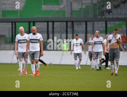 12 septembre 2020, Bavière, Fürth: Football: Coupe DFB, RSV Meinerzhagen - SpVgg Greuther Fürth, 1er tour: Ron Berlinski, Hakan Demir et Sven Wurm (l-r) de Meinerzhagen traverser le terrain. Photo: Timm Schamberger/dpa - NOTE IMPORTANTE: Conformément aux règlements de la DFL Deutsche Fußball Liga et de la DFB Deutscher Fußball-Bund, il est interdit d'exploiter ou d'exploiter dans le stade et/ou à partir du jeu pris des photos sous forme d'images de séquence et/ou de séries de photos de type vidéo. Banque D'Images