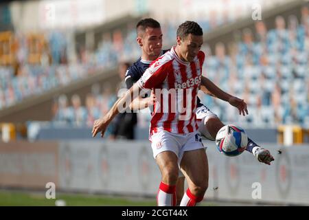 Londres, Royaume-Uni. 12 septembre 2020. Jed Wallace de Millwall et James Chester de Stoke City lors du match de championnat Sky Bet à huis clos entre Millwall et Stoke City à la Den, Londres, Angleterre, le 12 septembre 2020. Photo de Carlton Myrie/Prime Media Images. Crédit : Prime Media Images/Alamy Live News Banque D'Images