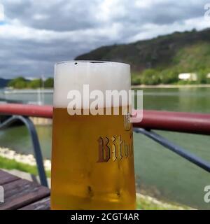 Bière fraîche sur les rives du Rhin, Koln, Allemagne, le 09/09/2020. Banque D'Images