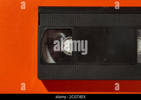 Cassette vidéo sans couverture sur fond orange. Vue de dessus. Banque D'Images