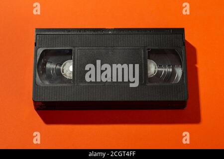 Cassette vidéo sans couverture sur fond orange. Vue de dessus. Banque D'Images