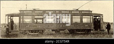 . Le journal de chemin de fer de la rue . ell sous le plancher de la chaufferie, d'où il est pompé par la pompe à faible service à travers un chauffe-eau d'alimentation Cochrane. Une cheminée, de 6 pi de diamètre et de 125 pi de haut, dessert toutes les chaudières. L'appareil de production dans la salle des machines se compose de deux combinés en-gines sans condensation Russell de 500 ch reliés directement à des générateurs de 13,000 volts, 25 cycles General Electric et d'un moteur russell de 898 kw iso con-   STREET RAILWAY JOURNAL. [Vol XXIX. N° 21. Nccted à 2300 volts, générateur bo-cycle, qui, cependant, fournit le courant pour l'éclairage seulement. C'est l'int Banque D'Images