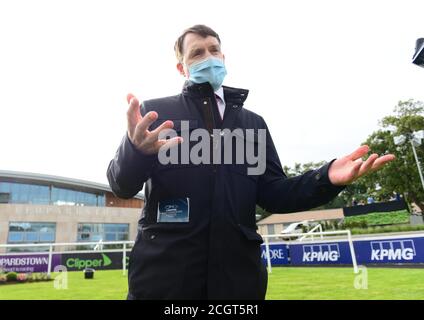 Aiden O'Brien, entraîneur de magie, célèbre la victoire dans les piquets du champion irlandais du groupe 1 pendant le premier jour du week-end des champions irlandais de Longines à l'hippodrome de Leopardstown, Dublin. Banque D'Images