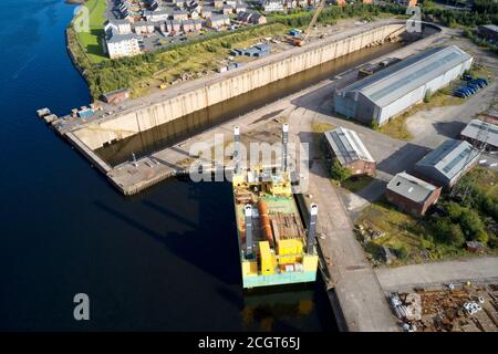 Construction navale navire en quai sec vue aérienne au chantier naval port avec échafaudage Banque D'Images