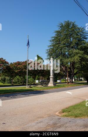 Le monument confédéré « Our Confederate Dead », avec son canon et son marqueur de chargement de museau, est le site de la controverse en cours à Walhalla, Caroline du Sud. Banque D'Images