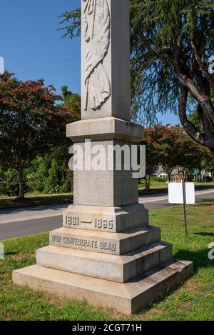 Le monument confédéré « Our Confederate Dead », avec son canon et son marqueur de chargement de museau, est le site de la controverse en cours à Walhalla, Caroline du Sud. Banque D'Images