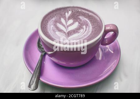 Tasse de café lavande. Latte dans une tasse de cappuccino à la table du café Banque D'Images