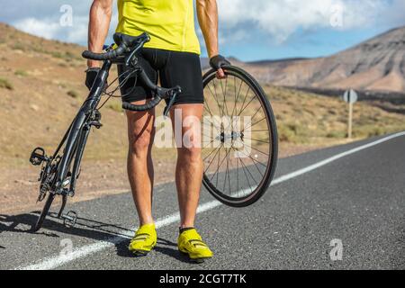 Vélo réparation cycliste homme sur le côté de la route réparation vélo de route problème avec la roue. Vélo athlète en plein air vélo avec vélo Banque D'Images
