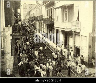 . Le journal de chemin de fer de rue . comme la nouvelle organisation a appelé, a actuellement 9 miles de roadin opération, la ligne principale s'extendinde San Juan par Santurce, à la ville de Rio Piedras, le termi-nus, une distance de 8 miles. Il y a aussi une branche menant au magnifique Parque Borinquen, situé sur la plage de l'île. Le chemin de fer suit la Caratara, ou route espagnole, le long de laquelle sont des résidences magnifiques. Aux points de départ, l'emprise privée est utilisée.à San Juan, le chemin de fer entre dans la ville près du niveau de la mer et graduallyworks son chemin à travers l'étroite /rues à Banque D'Images