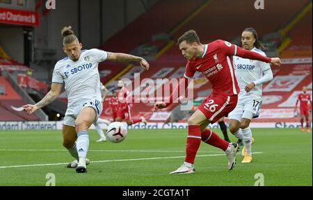 Kalvin Phillips de Leeds United (à gauche) et Andrew Robertson de Liverpool en action lors du match de la Premier League à Anfield, Liverpool. Banque D'Images