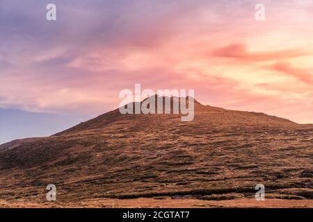 Coucher de soleil spectaculaire, coucher de soleil mettant en valeur le sommet de Slievebeg Mountain dans les montagnes Mourne, comté en bas, Irlande du Nord Banque D'Images