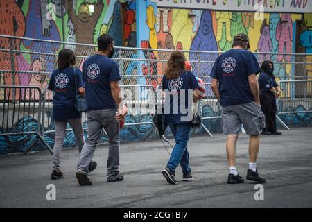 New York, États-Unis. 11 septembre 2020. La famille, les amis et les membres des services des premiers intervenants assistent au mémorial de 9/11 à New York et rendent hommage à ceux que nous avons perdus lors des attentats terroristes du 11 septembre 2001. (Photo de Steve Sanchez/Pacific Press) Credit: Pacific Press Media production Corp./Alay Live News Banque D'Images