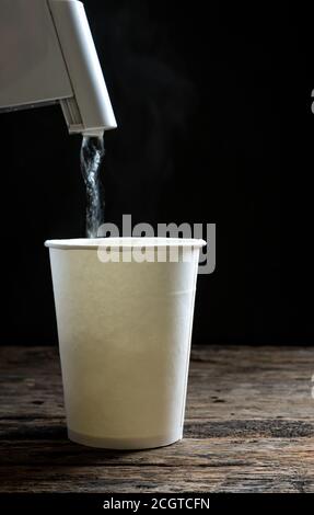 Nouilles dans un bol blanc avec Hot pot sur bois tableau arrière-plan flou Banque D'Images