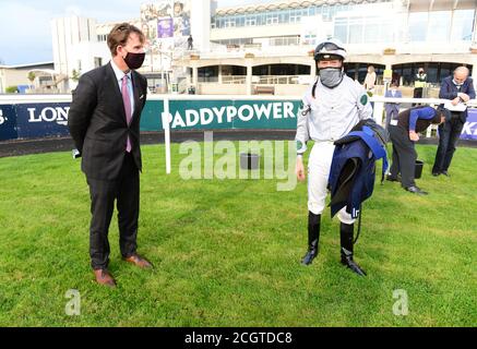 Ken Condon, entraîneur de pourrait être King, et le jockey Billy Lee après la victoire dans le cadre de la main-d'œuvre « Sovereign Path » de Stallion Farms en Irlande pendant la première journée du week-end des champions irlandais de Longines à l'hippodrome de Leopardstown, à Dublin. Banque D'Images