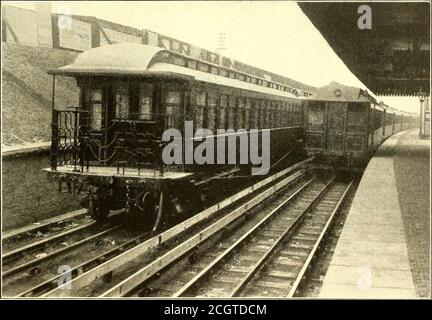 . Journal de chemin de fer de la rue . LES TRAINS ÉLECTRIQUES À LA GARE DE PARK s'approchent de 2 pouces. Dans l'épaisseur, tandis que partout l'eau coule dans les douches de drenning, fonctionnant comme un millrace underfoot obscurité imparfaite, et le tout dans un espace jamais plus de 7 pieds de haut ou de large. Il y a deux rails conducteurs par rail mis en place tlu-oughout thesystem, le rail positif étant à l'extérieur et plutôt plus élevé que L'INTÉRIEUR D'UNE VOITURE DE PREMIÈRE CLASSE tenue solidement en place au moyen d'une paire de clips en acier. Eachisolateur est soutenu par un pied large, qui a un axe central verti-cal sur lequel le cube en faïence est cimente Banque D'Images