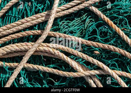 Un gros plan de filets de pêche sur un bateau de pêche Banque D'Images