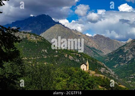 La Chapelle Saint Romain à Puy-Saint-Vincent, station de ski, en été, Parc National de la Vanoise, Ecrins, France Banque D'Images