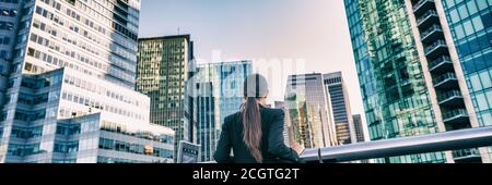 Femme d'affaires en centre-ville regardant la vue sur les gratte-ciel du centre-ville de Vancouver, Canada. Femme d'affaires du dos contemplant une carrière Banque D'Images