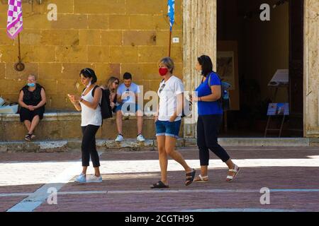 Pienza, Italie-6 septembre 2020. Touristes à Pienza en Toscane, Italie, pendant la pandémie COVID-19. En ce moment, les masques sont compulsary dans le centre historique Banque D'Images