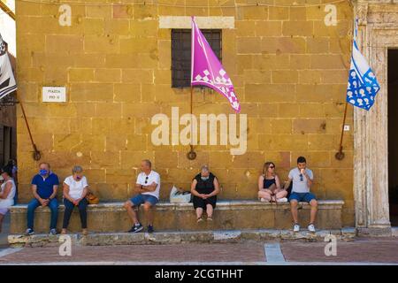 Pienza, Italie-6 septembre 2020. Touristes à Pienza en Toscane, Italie, pendant la pandémie COVID-19. En ce moment, les masques sont compulsary dans le centre historique Banque D'Images