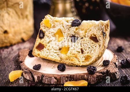 Tranche de panettone maison, avec fruits confits, pain de Noël typique fait au Brésil et en Italie, dessert de Noël traditionnel Banque D'Images