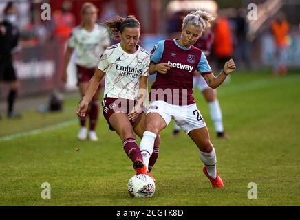 Katie McCabe d'Arsenal (à gauche) et Rachel Daly de West Ham United se battent pour le ballon lors du match de football américain Barclays FA WSL au stade de construction de Chigwell, à Londres. Banque D'Images