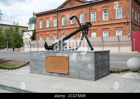 Le monument est un point d'ancrage dédié au 100e anniversaire de la navigation sur le Yenisei, sur le fond du bâtiment du Ministère de l'Int Banque D'Images