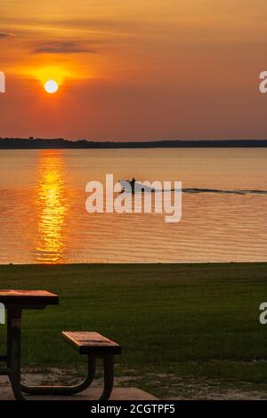 Coucher du soleil sur le lac Somerville près de Brenham, Texas. Banque D'Images