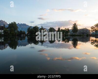 Reflet de la ville suisse de Buchs à Werdenbergersee à Saint-Gall, Suisse Banque D'Images