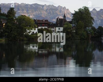 Reflet de la ville suisse de Buchs à Werdenbergersee à Saint-Gall, Suisse Banque D'Images