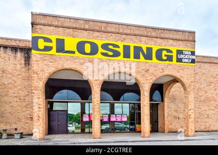 Plan horizontal d'un magasin de détail en faillite qui a été en rupture de stock en raison de la pandémie. Banque D'Images