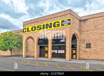 Plan horizontal d'un magasin de détail en faillite qui a été en rupture de stock à la suite de la pandémie. Banque D'Images