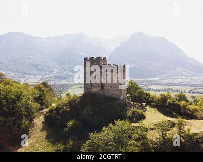 Ruines du château de Wartau dominant la vallée du Rhin à Werdenberg, dans le canton de Saint-Gall, Suisse Banque D'Images