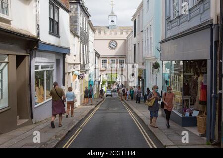 Porte de l'Est arche Tudor et tour de l'horloge dans la rue principale de Totnes, Devon, Angleterre, Royaume-Uni. Banque D'Images