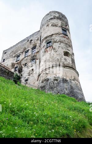 Tour d'un ancien château sur une colline près de la ville historique de Gmünd dans l'état de Carinthie, Autriche Banque D'Images