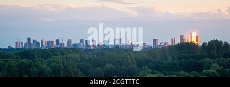 Panorama de la ville de Rotterdam en soirée. La lumière du soleil est reflétée par les fenêtres du gratte-ciel le plus haut. Banque D'Images