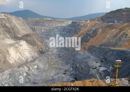 Mine de minerai à coupe ouverte Nepheline pendant le quart de travail depuis le haut. Banque D'Images