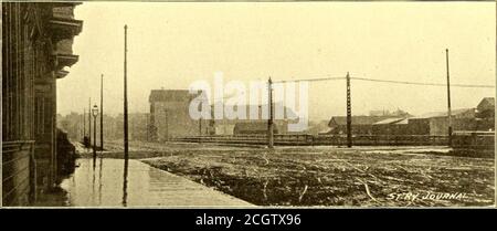 . Le journal de chemin de fer de rue . et 150 pi. Et 200 pi. .les travées, fabriquées à partir de tuyaux hydrauliques de six pouces, sept pouces et huit pouces de diamètre, tandis que pour les virages sur les lignes de tronc des chargeurs, des poteaux de boîte en fer lattés testés à une contrainte sûre de 8000 lbs.sont érigés. Le poteau de cinq pouces, six pouces et sept pouces est la norme de Market Street Companys pour le travail en ville, Et de ces quelque 4000 ont été utilisés dans les deux années work.The.se pôles sont fabriqués par Atlas Iron Works, sont 30^ft. De long et les joints sont ce que les ingénieurs sont connus comme joints de rouille. Les trois tailles de tuyau différentes s'adaptent à l'une dans la T. Banque D'Images