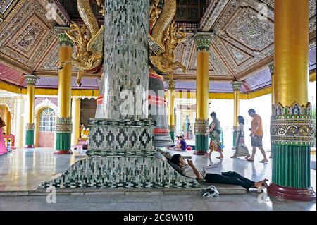 Un homme se reposant près de la Pagode Tharrawaddy min Bell n Shwedagon, Yangon Myanmar (Birmanie) Banque D'Images