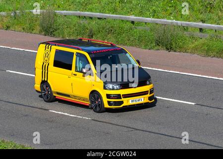 2015 jaune noir VW Volkswagen transporter 2.0TDI T32 Startline BMT (102PS)(EU6) LWB Van à panneaux ; véhicules en mouvement, voitures conduisant véhicule sur les routes britanniques, moteurs, automobile sur le réseau autoroutier M6. Banque D'Images