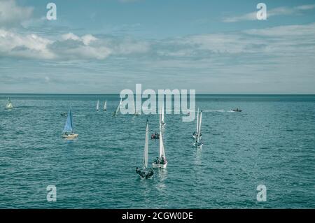 Voile des dinghies faisant leur chemin au point de départ de la course. Banque D'Images